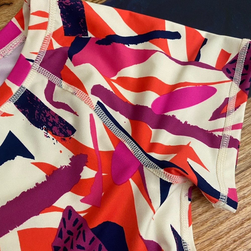 Vibrant Abstract Crop Top - Picture 7 of 8